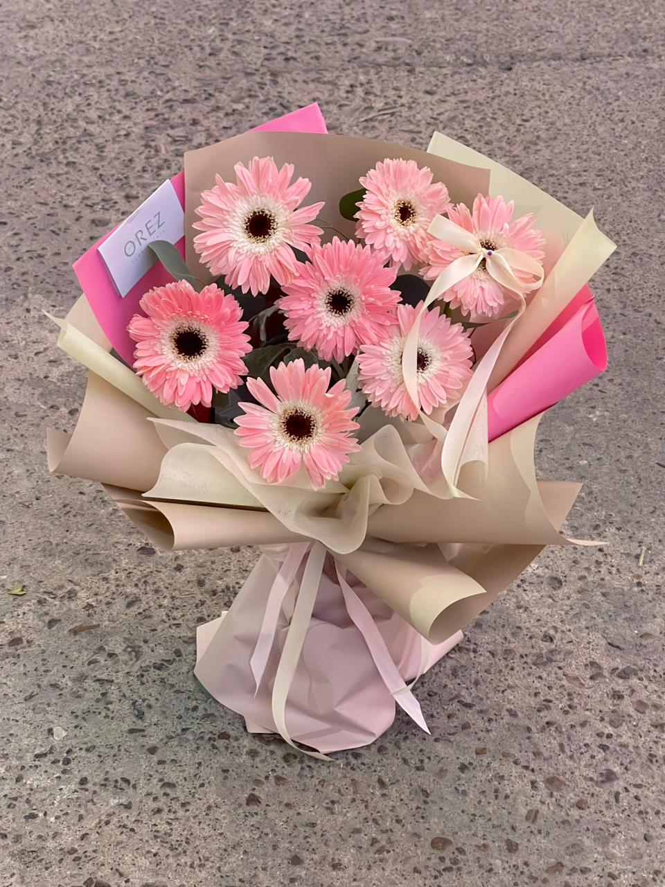 7 Gerberas con Envoltura Moderna